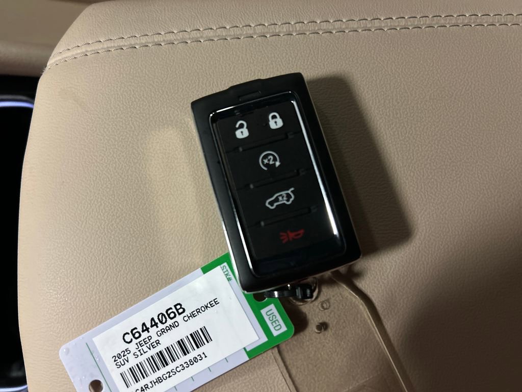 Used 2025 Jeep Grand Cherokee Limited image 22