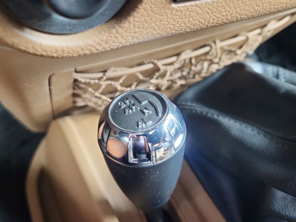 Used 2017 Jeep Wrangler Unlimited Sahara w/ Connectivity Group AWD/4WD image 30