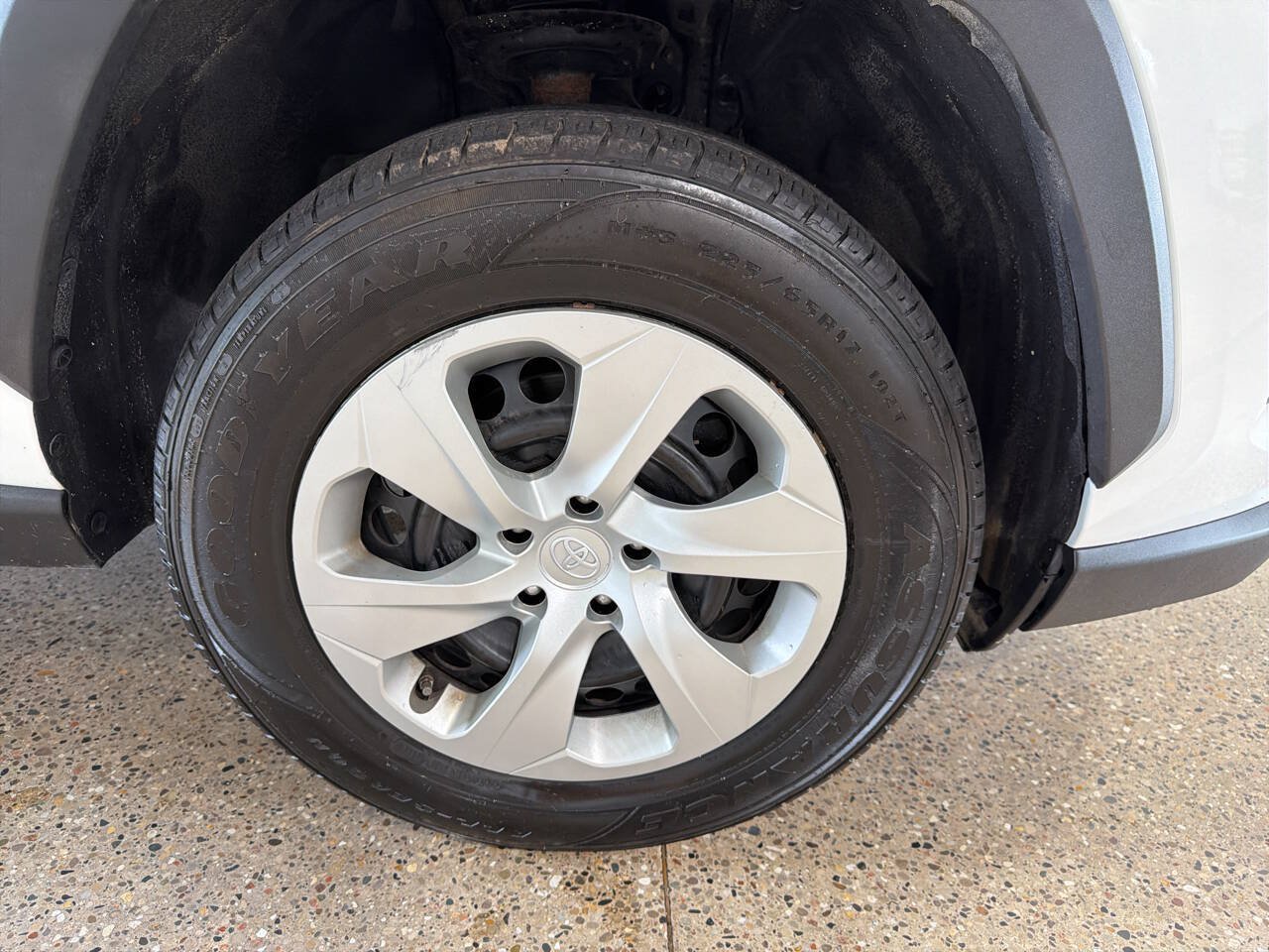 Used 2021 Toyota RAV4 LE FWD image 27