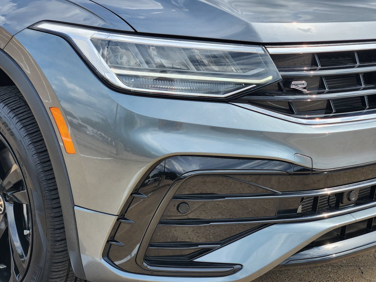 Used 2024 Volkswagen Tiguan SE R-Line AWD/4WD image 9