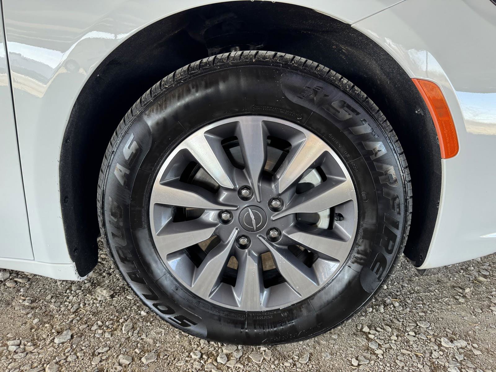 Used 2023 Chrysler Pacifica Touring-L image 46