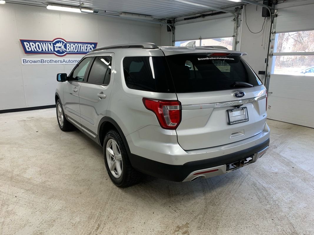Used 2017 Ford Explorer XLT w/ Equipment Group 202A AWD/4WD image 4