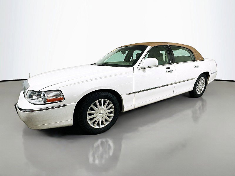 Used 2004 Lincoln Town Car Signature RWD image 3