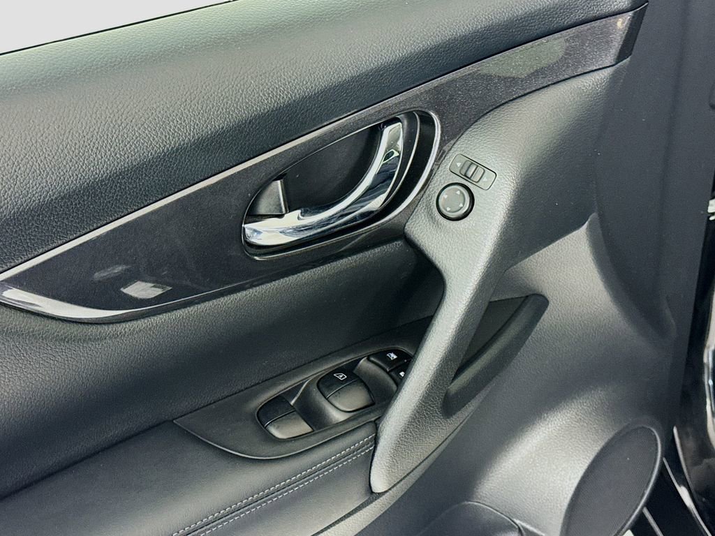 Used 2018 Nissan Rogue SV image 19