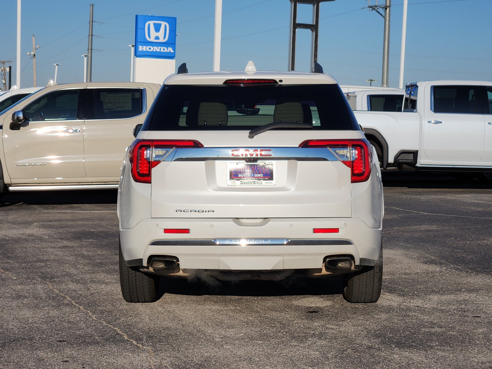 Used 2021 GMC Acadia Denali w/ Denali Technology Package FWD image 8