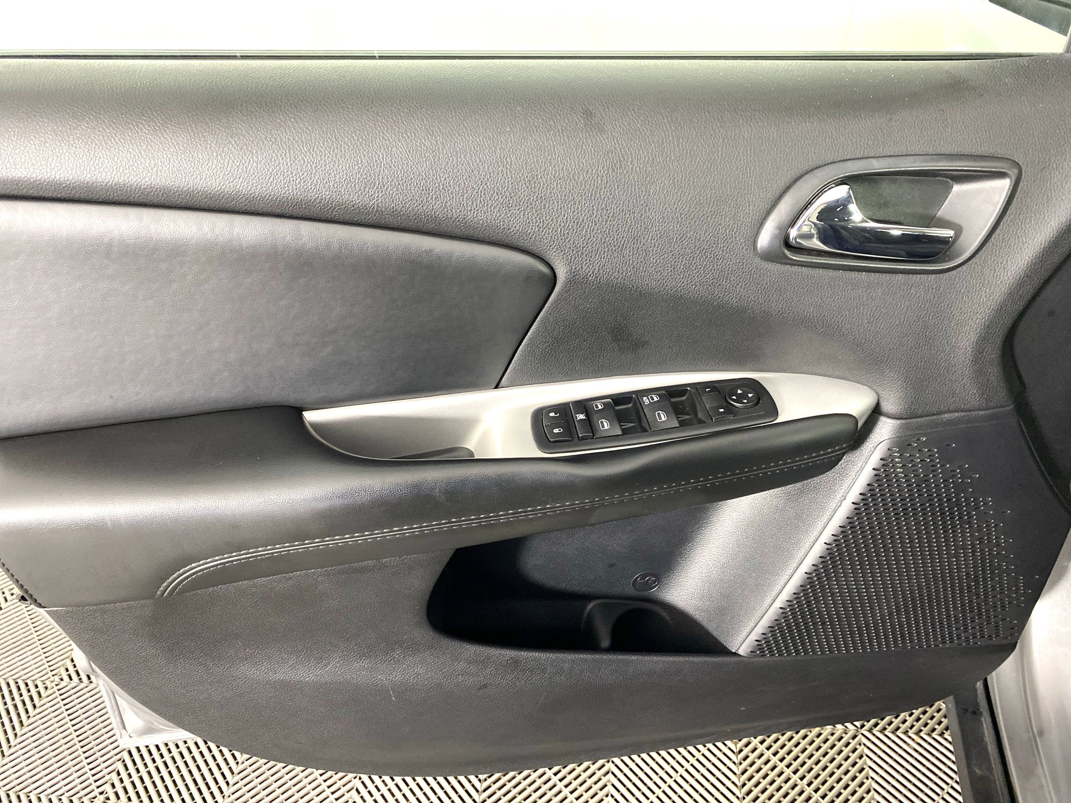 Used 2020 Dodge Journey SE image 9