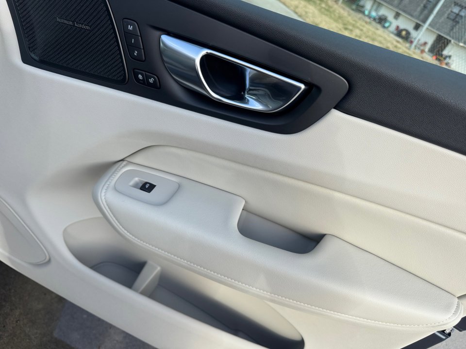 New 2025 Volvo XC60 B5 Ultra w/ Protection Package Premier image 24