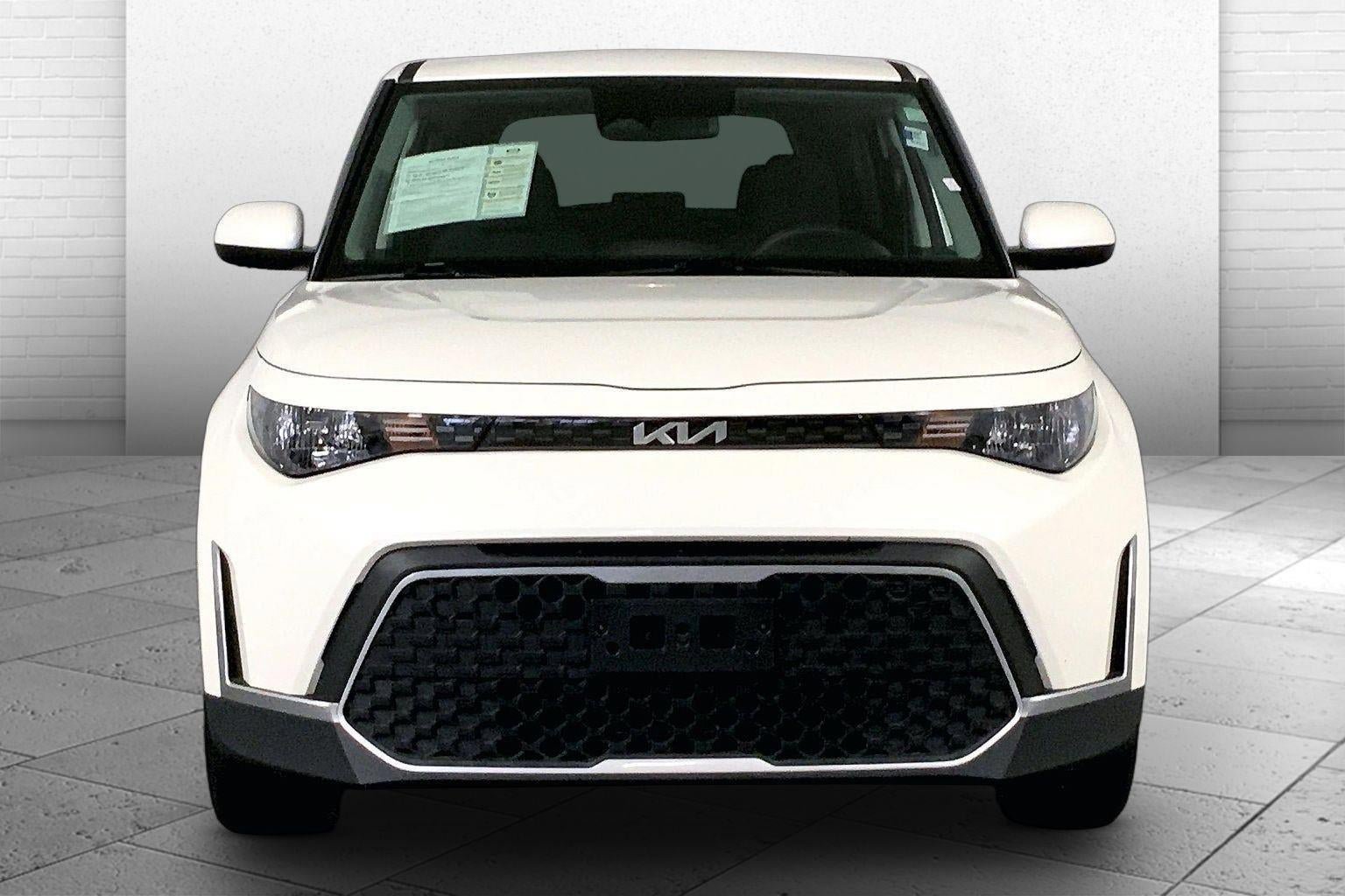 Used 2025 Kia Soul LX FWD image 2