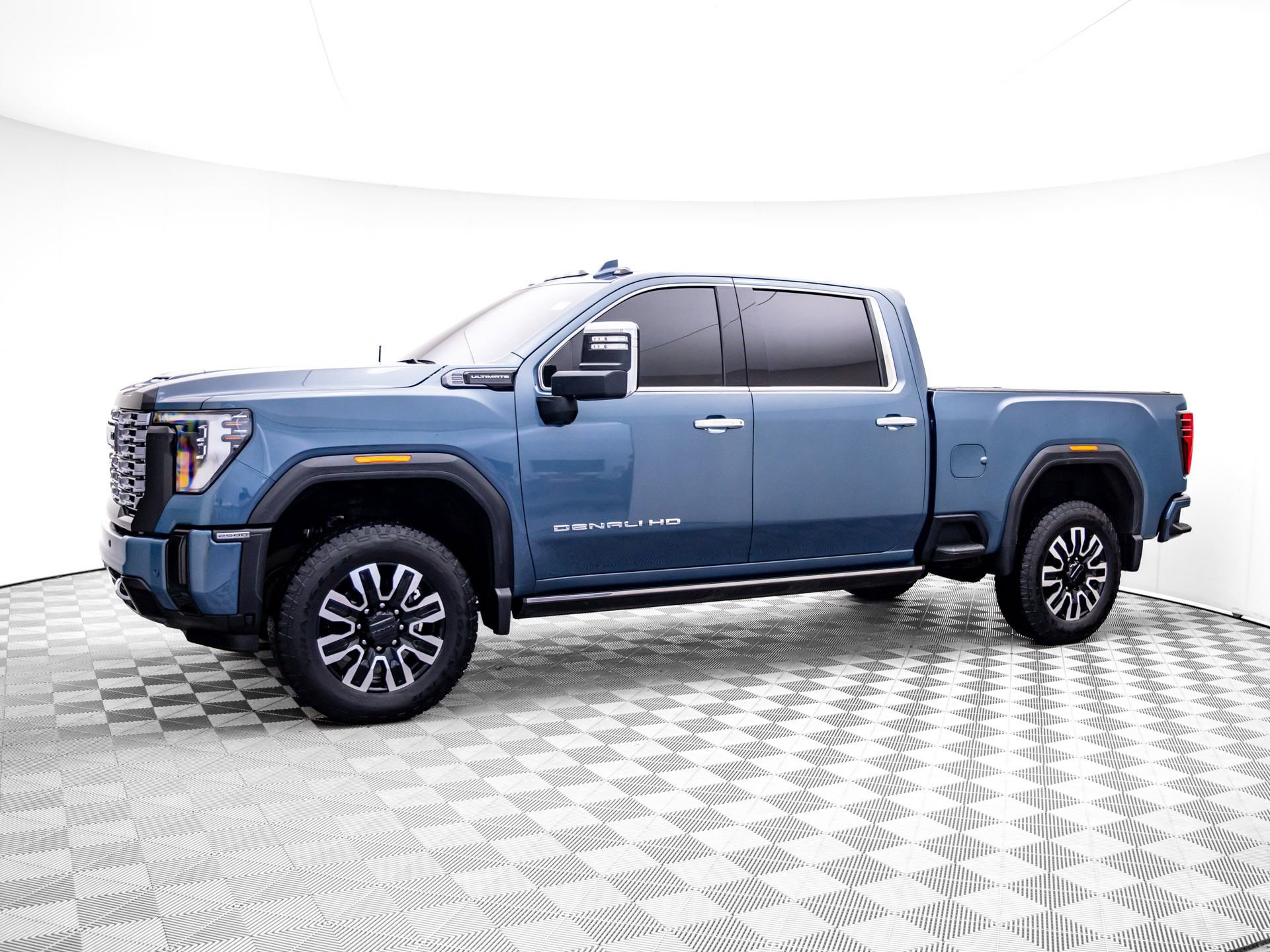 Used 2025 GMC Sierra 2500 Denali Ultimate w/ Max Trailering Package AWD/4WD video 2