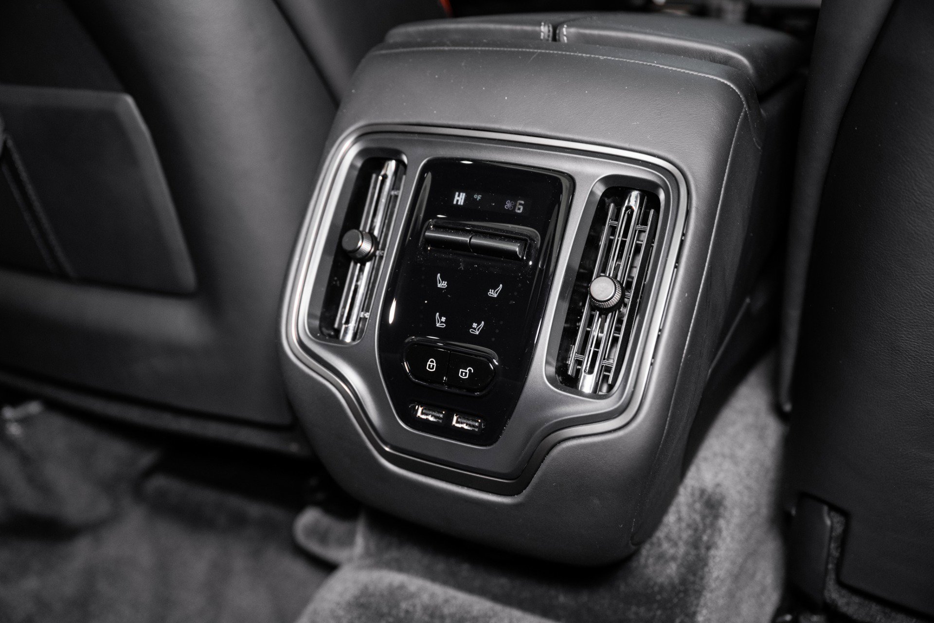 Used 2025 Aston Martin DBX 707 image 19