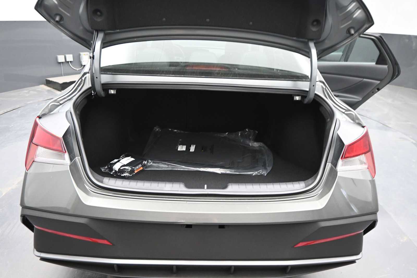 New 2026 Hyundai Elantra SEL Sport FWD image 14