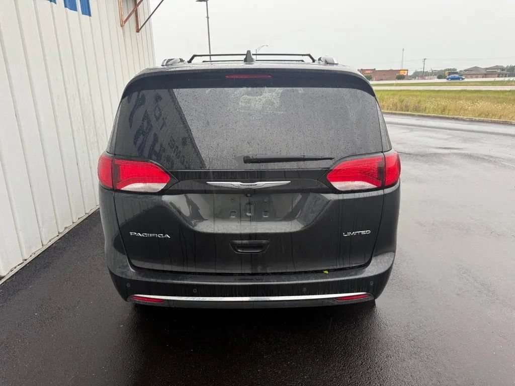 Used 2019 Chrysler Pacifica Limited w/ Tire & Wheel Group FWD image 7