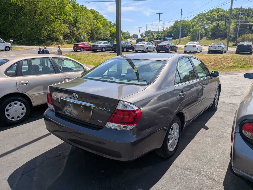 Used 2005 Toyota Camry LE FWD image 1