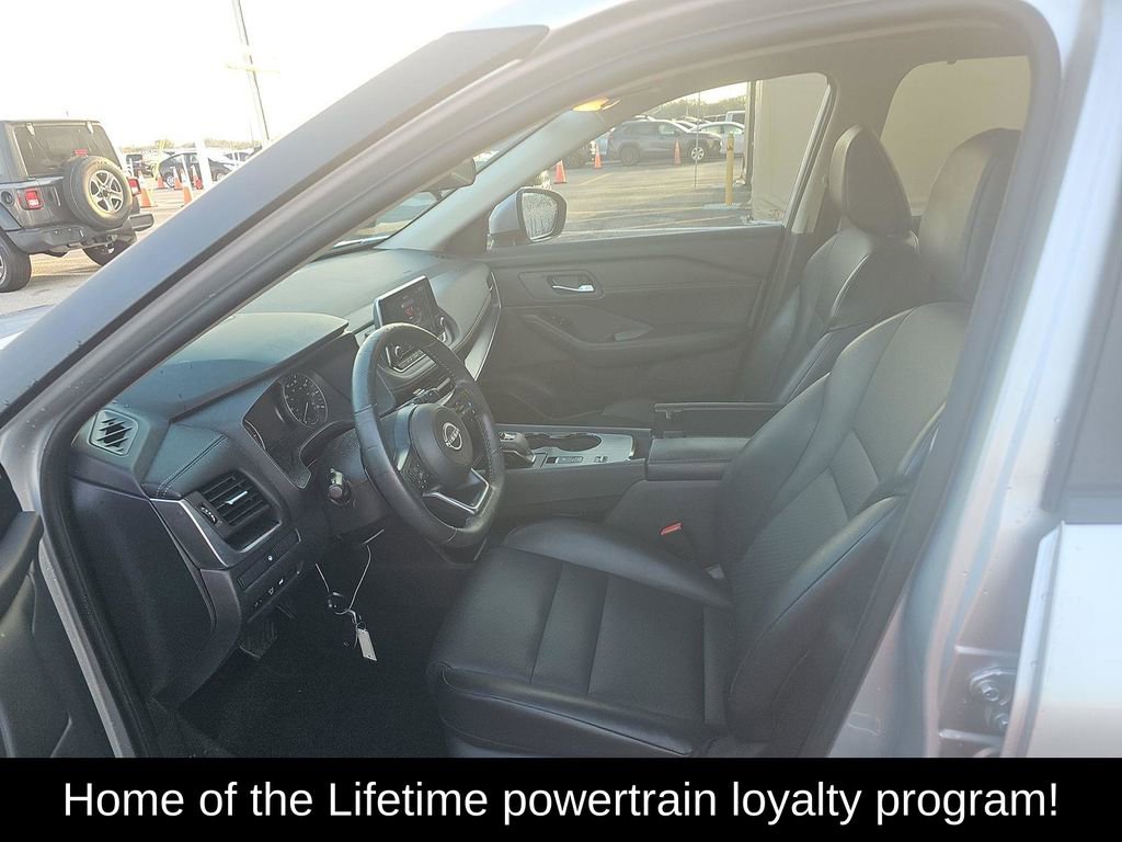 Used 2024 Nissan Rogue SV w/ SV Premium Package image 4