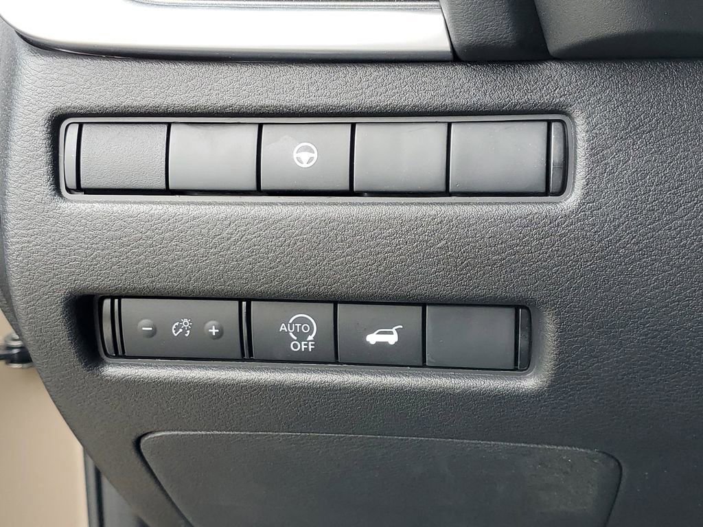 Used 2025 Nissan Rogue SV AWD/4WD image 22