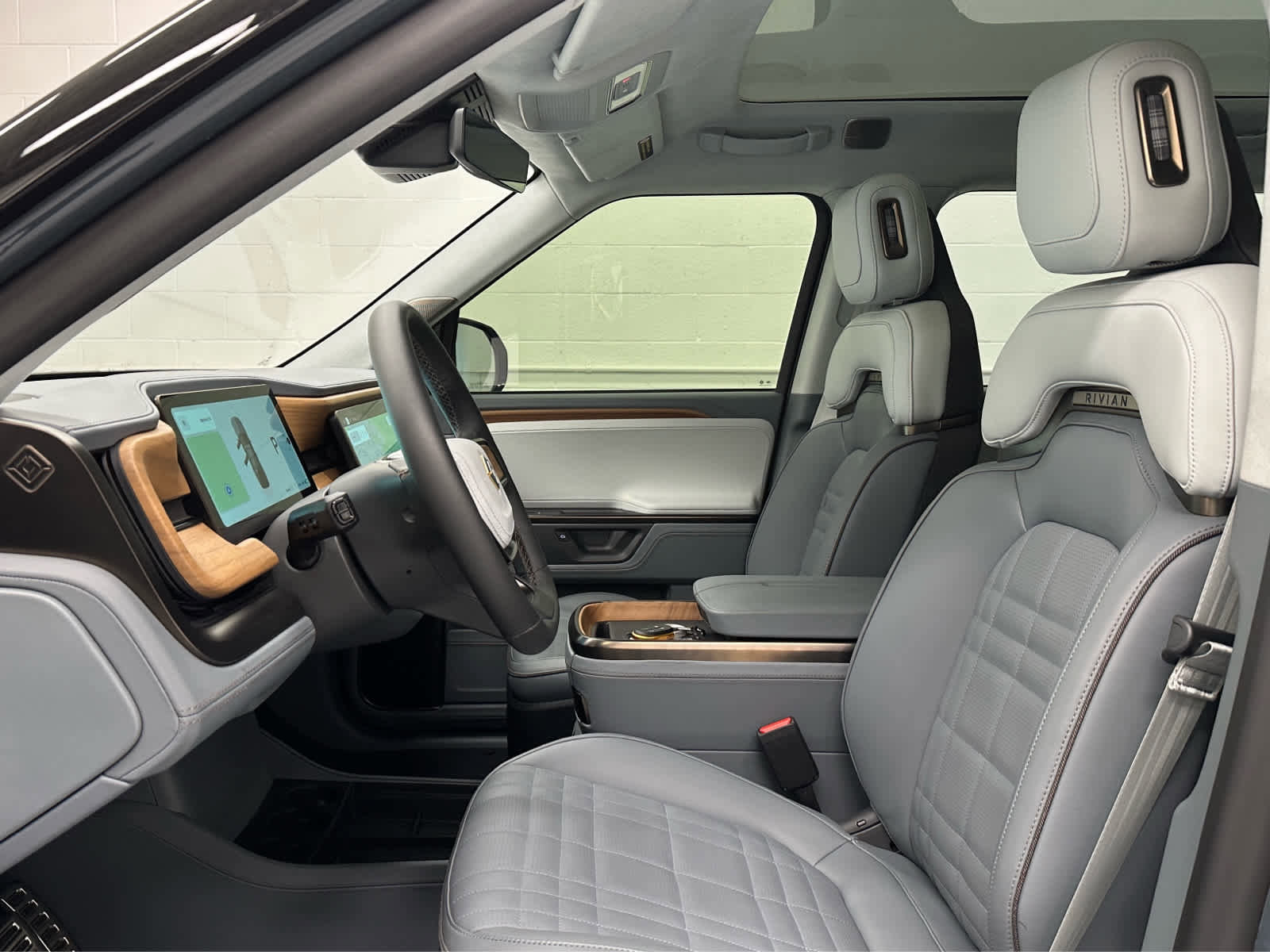 Used 2026 Rivian R1S Premium image 11