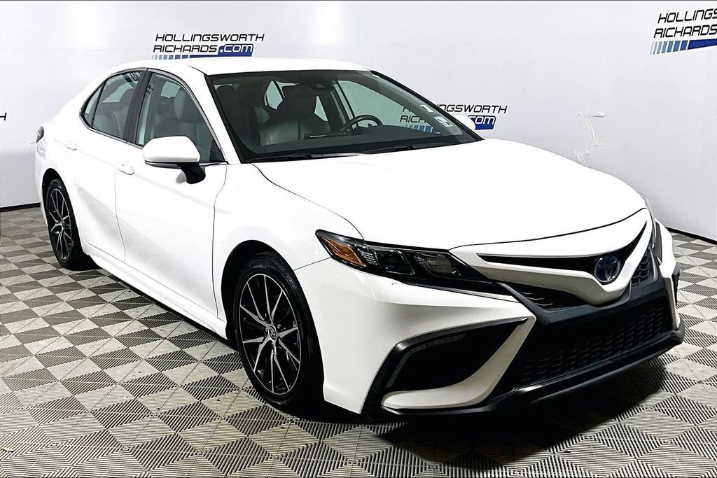 Used 2024 Toyota Camry SE FWD image 3