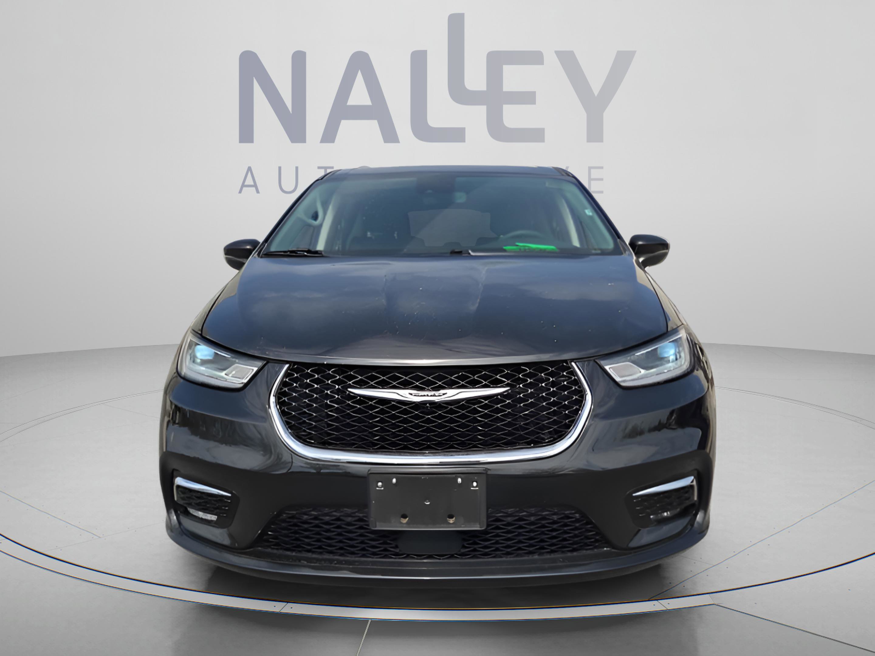 Used 2023 Chrysler Pacifica Touring-L image 8