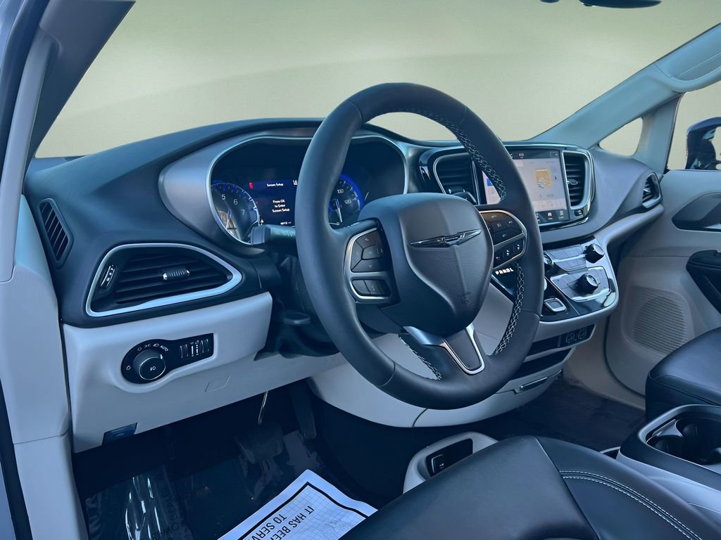 Used 2024 Chrysler Pacifica Touring-L image 10