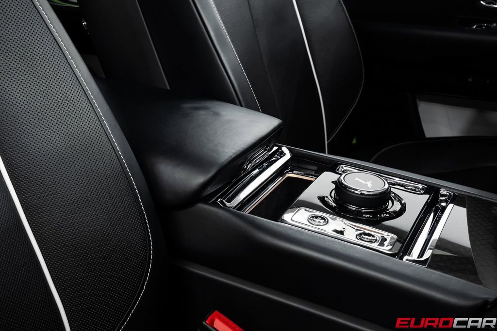 Used 2020 Rolls-Royce Cullinan Black Badge image 32