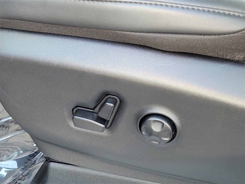 Used 2024 Chrysler Pacifica Touring-L image 18