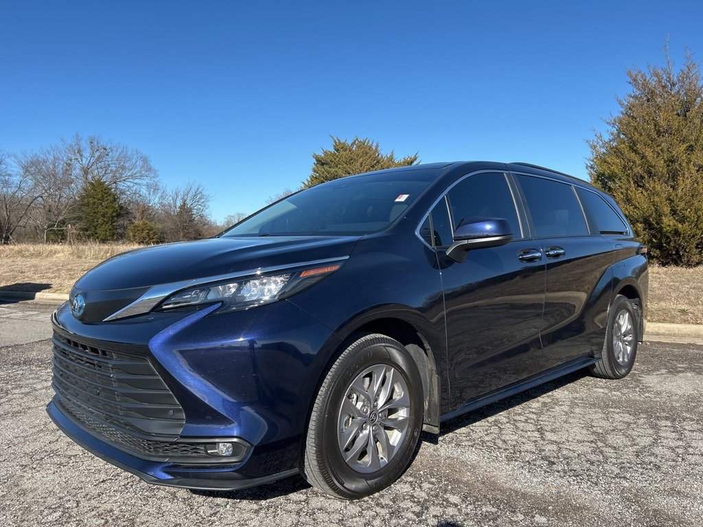 Used 2025 Toyota Sienna XLE image 1