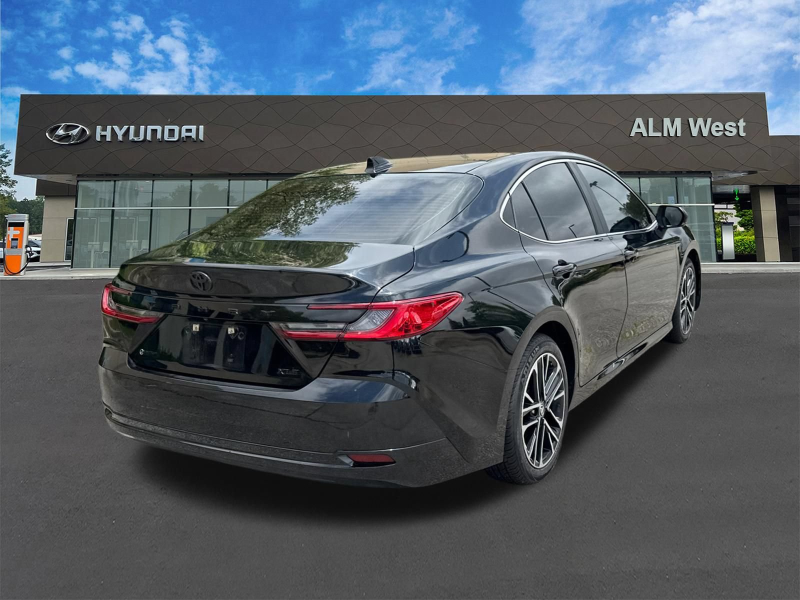 Used 2025 Toyota Camry XLE FWD image 5