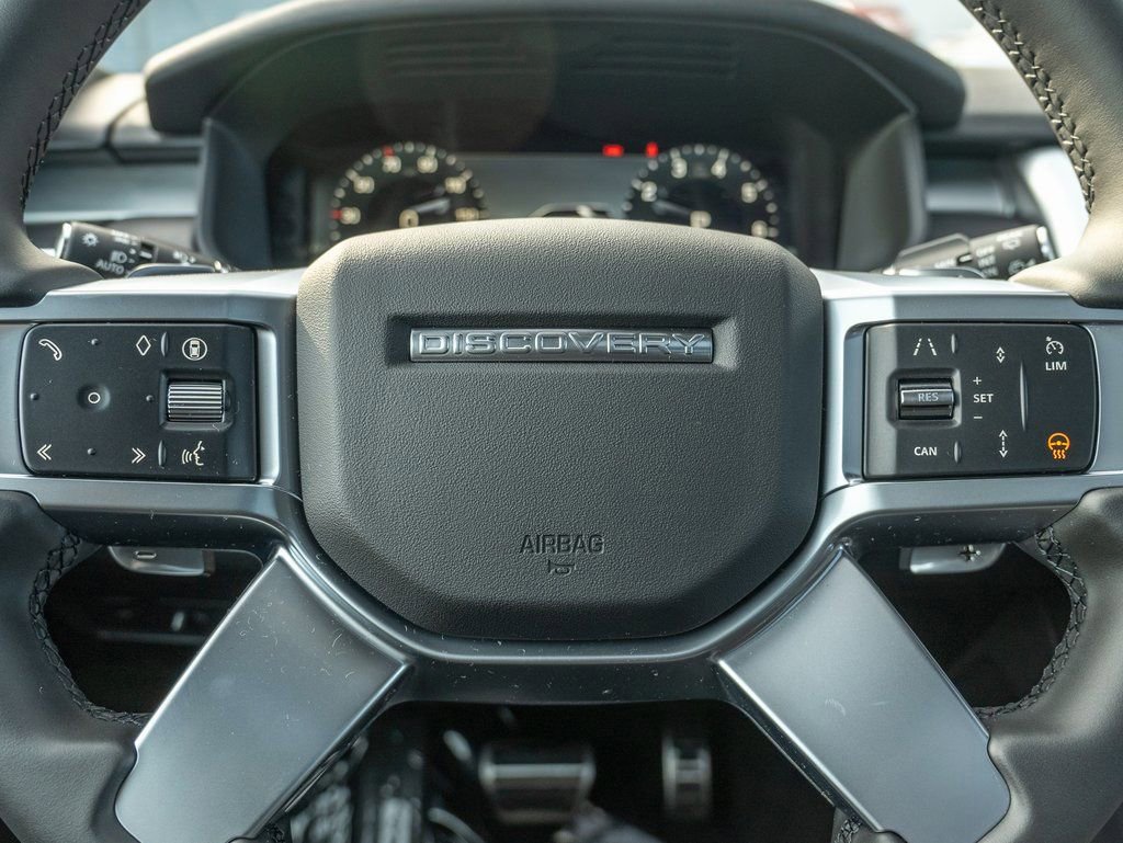 New 2025 Land Rover Discovery Dynamic SE image 14