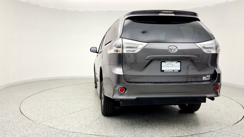 Used 2017 Toyota Sienna SE Premium FWD image 6