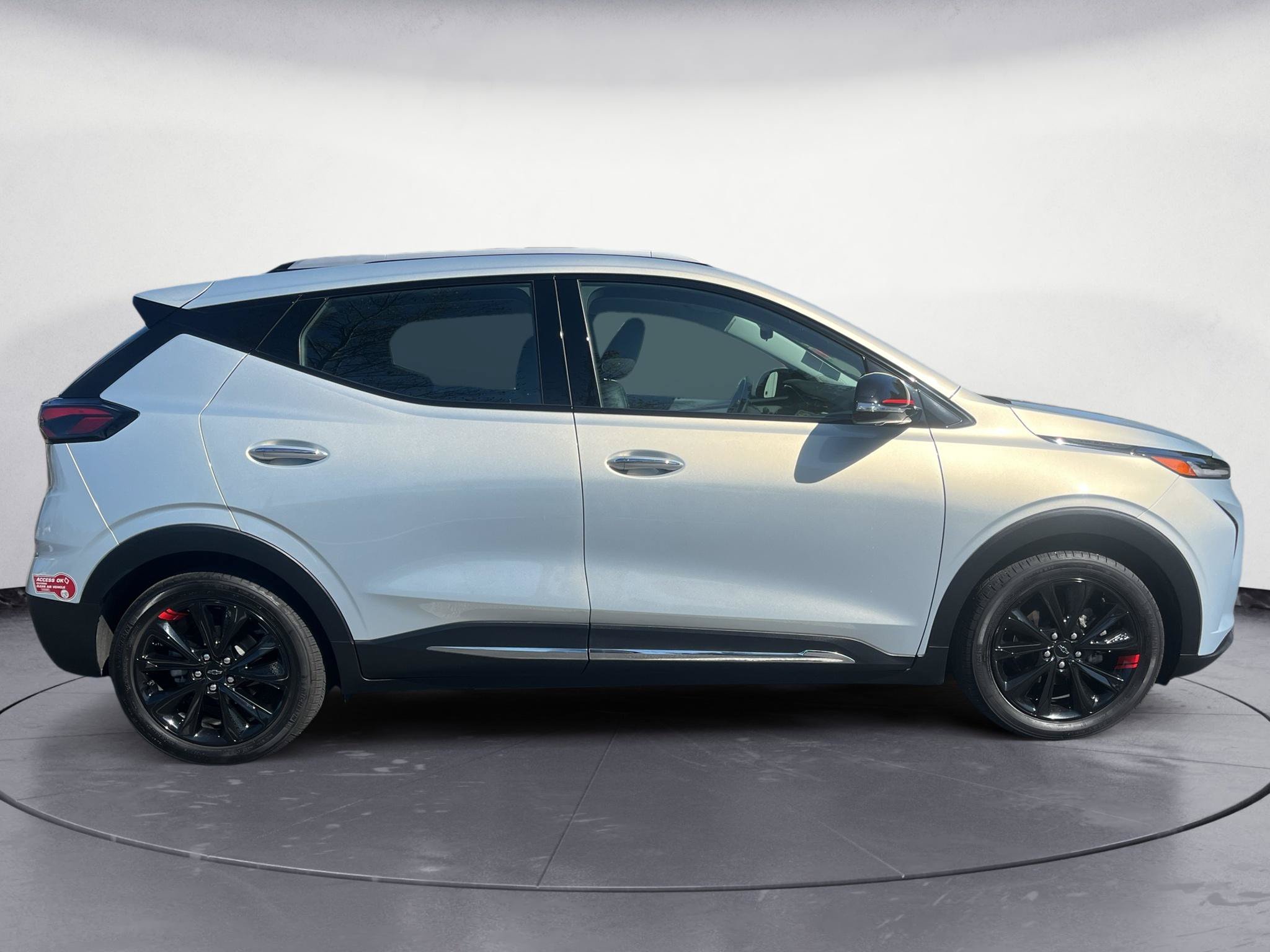 Used 2023 Chevrolet Bolt EUV Premier w/ Sun & Sound Package FWD image 4