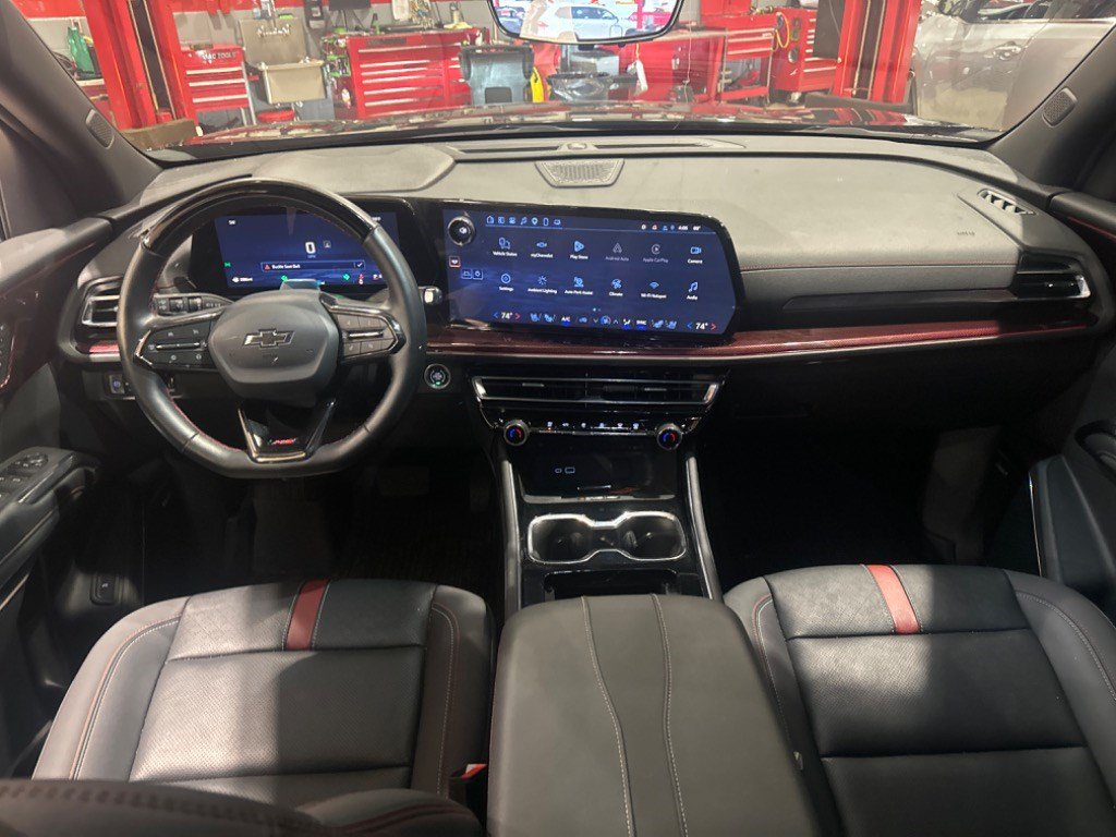 Used 2025 Chevrolet Traverse RS FWD image 42