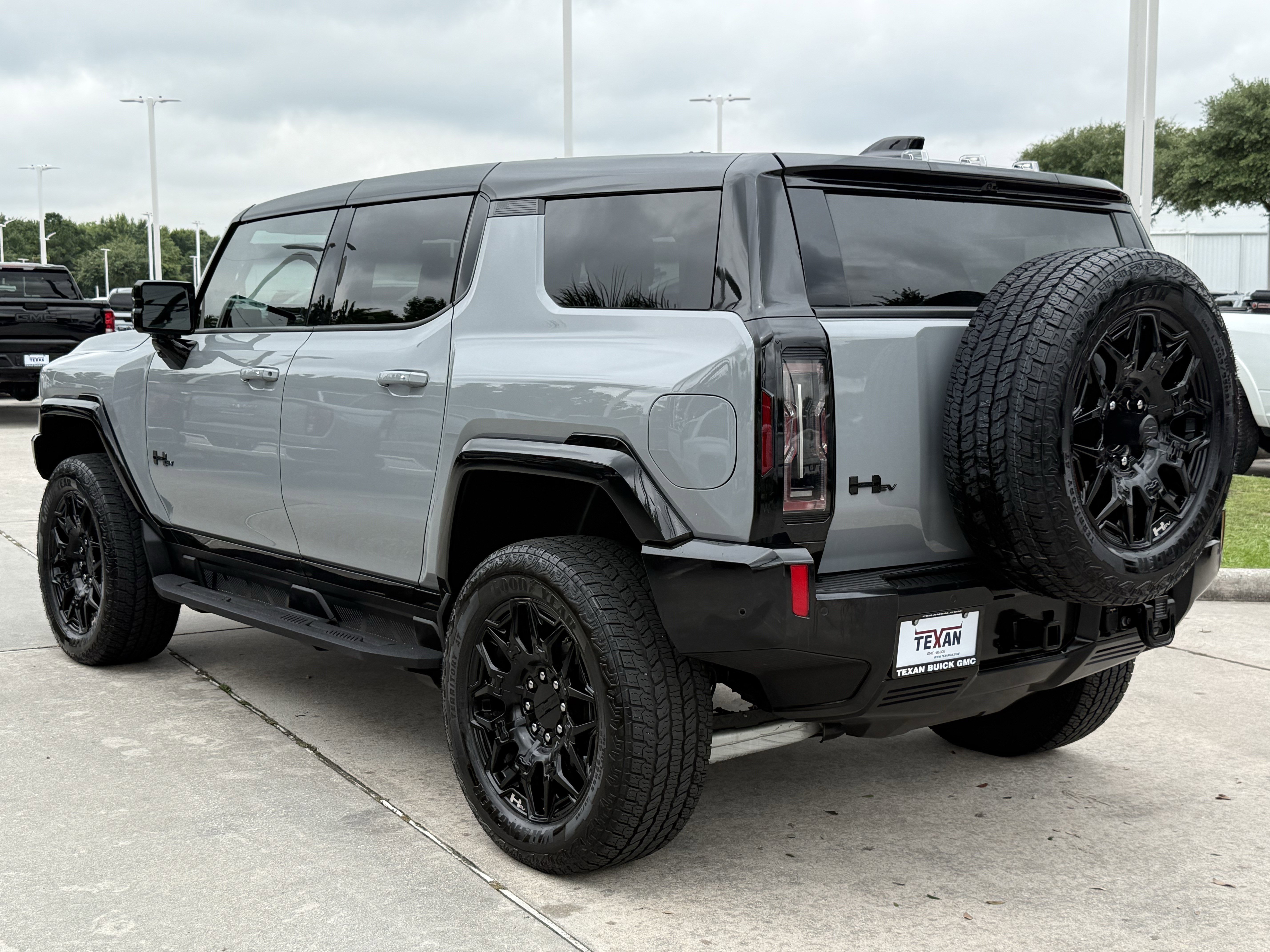 Used 2026 GMC Hummer EV SUV w/ LPO, Dark Essentials Package AWD/4WD image 7