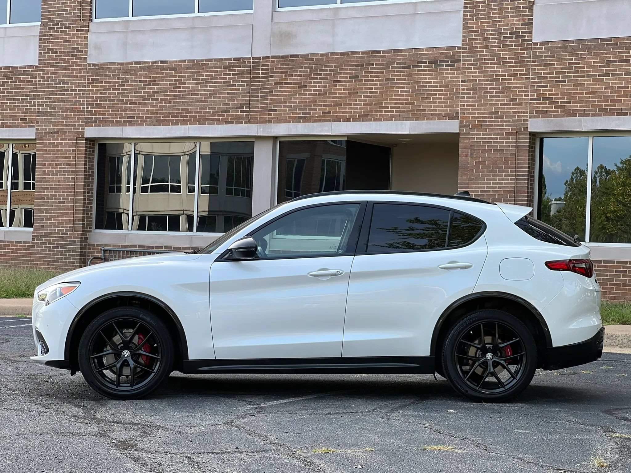 Used 2020 Alfa Romeo Stelvio Ti Sport AWD/4WD image 2