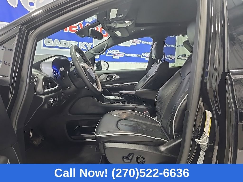 Used 2025 Chrysler Pacifica Limited image 13