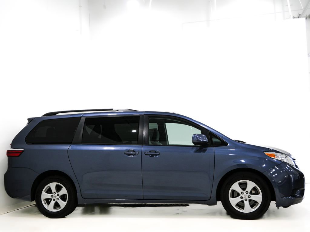 Used 2017 Toyota Sienna LE FWD image 4