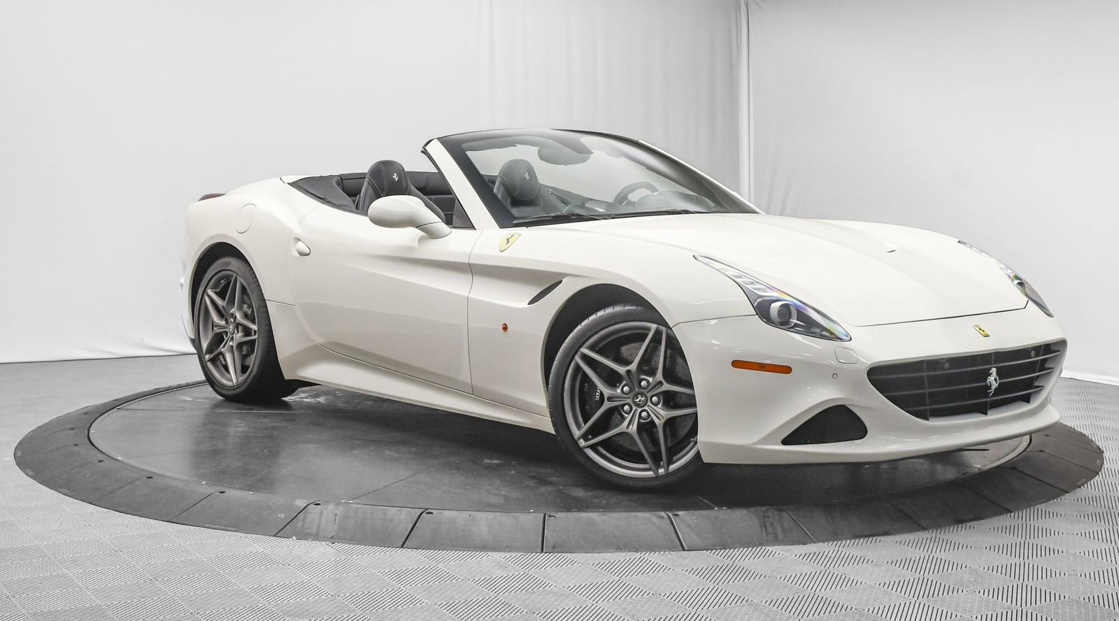 Used 2016 Ferrari California T image 2