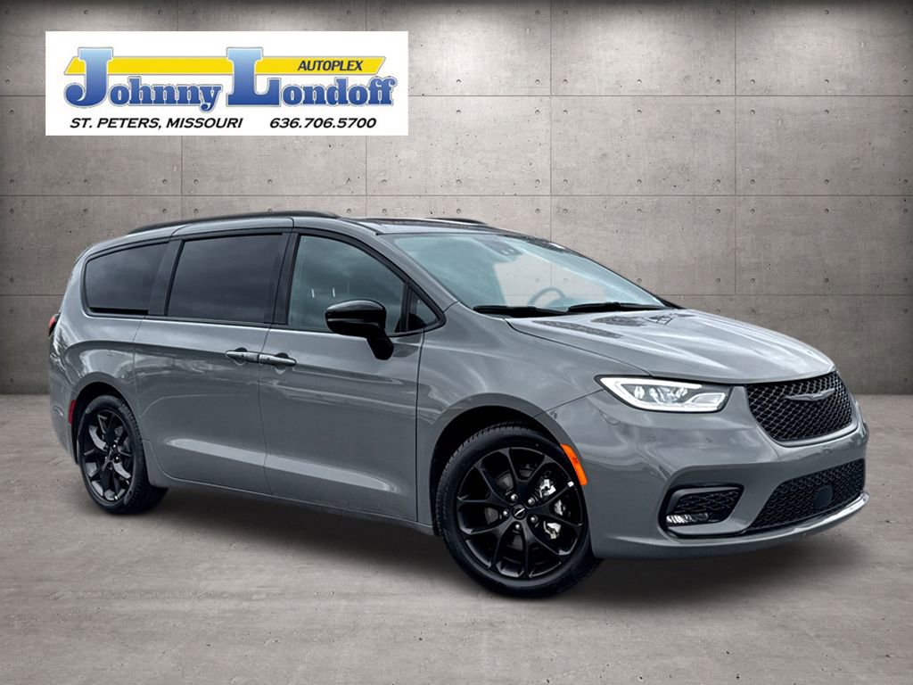 Used 2025 Chrysler Pacifica Limited image 1