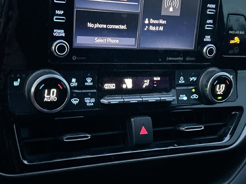 Used 2021 Toyota Highlander XLE FWD image 25