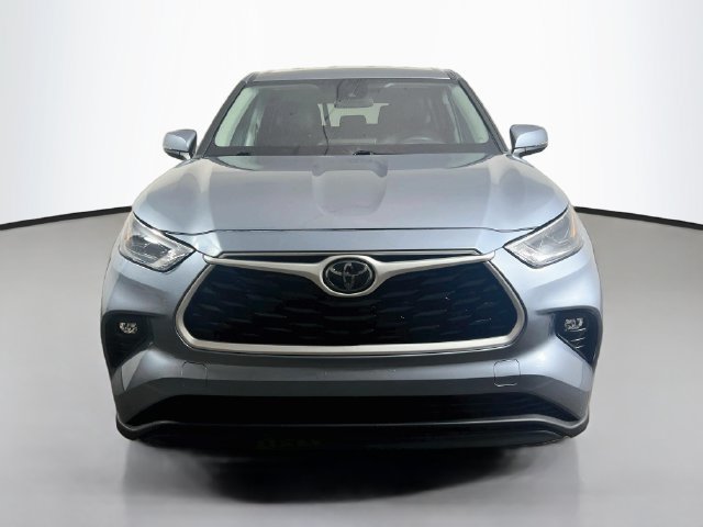 Used 2024 Toyota Highlander LE FWD image 2