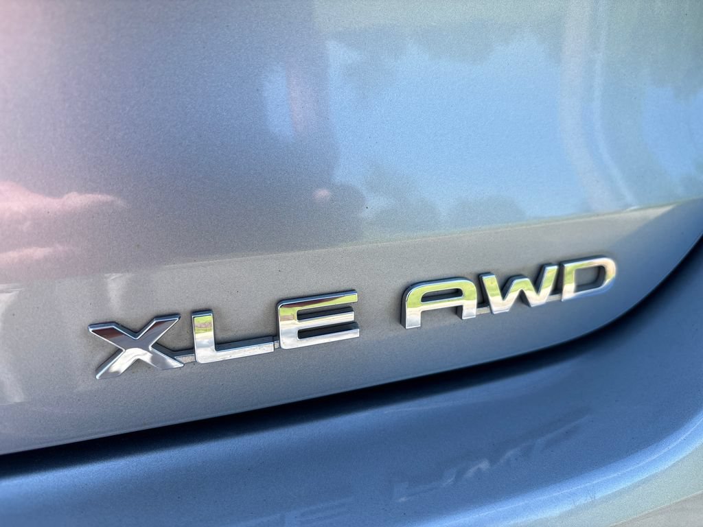 Used 2020 Toyota Highlander XLE AWD/4WD image 10