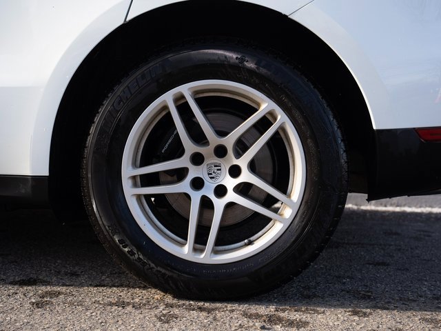 Certified 2018 Porsche Macan image 12