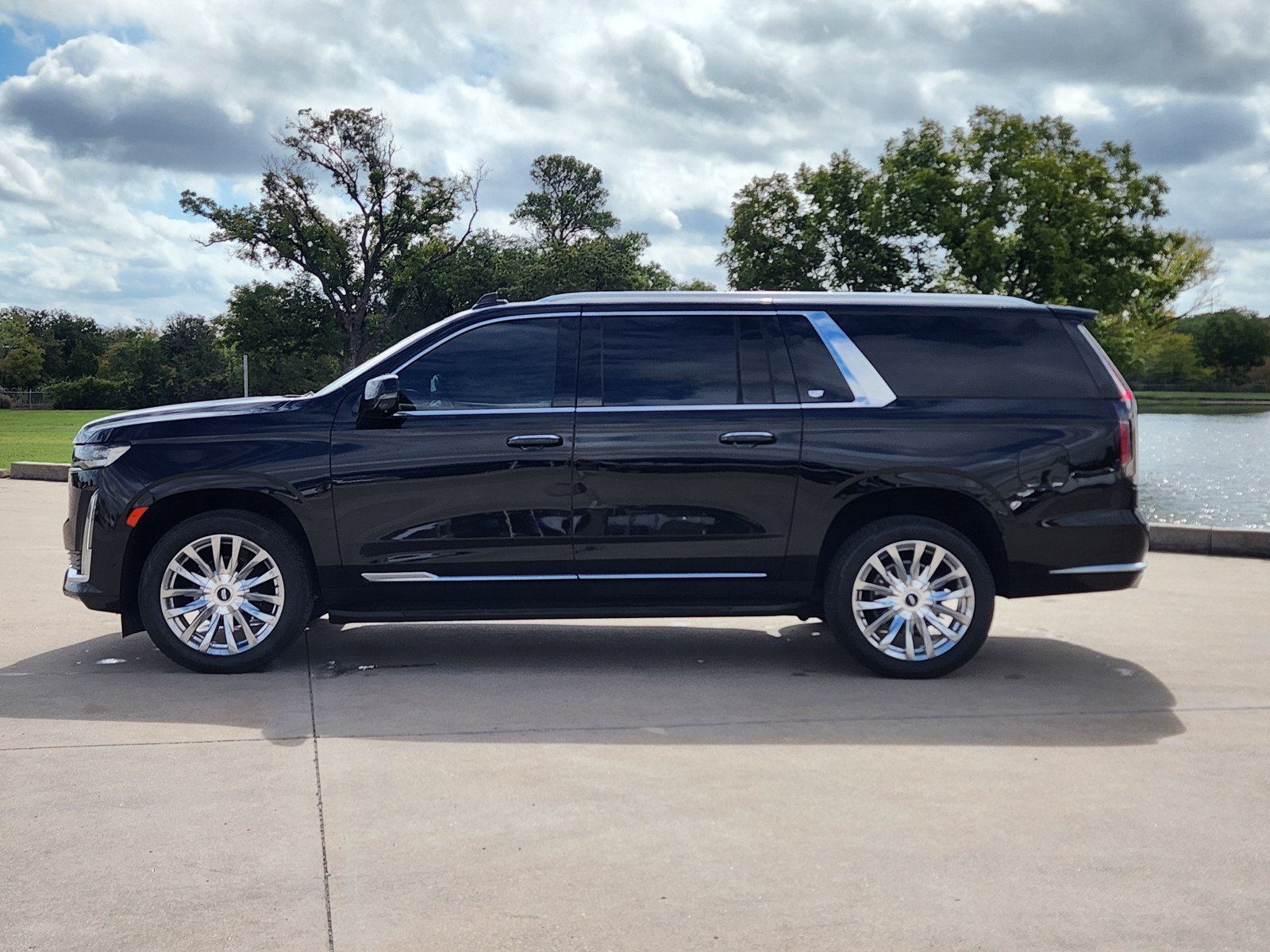 Used 2023 Cadillac Escalade ESV Premium Luxury AWD/4WD image 3