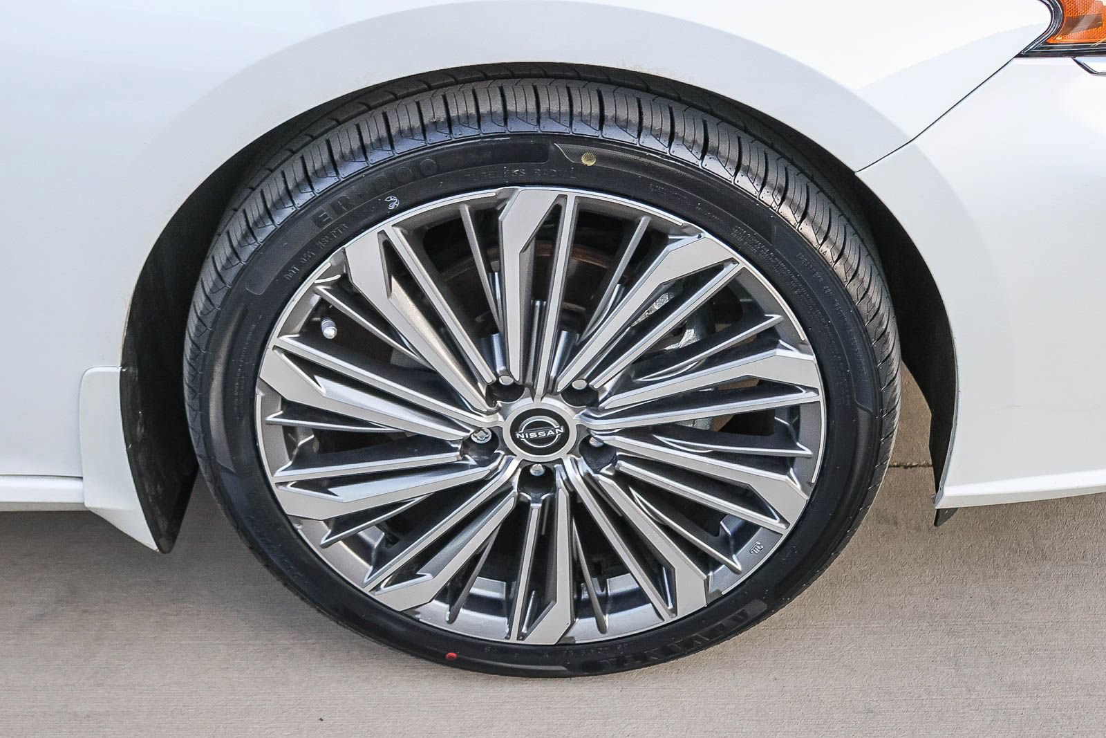 Used 2024 Nissan Altima 2.5 SL FWD image 9