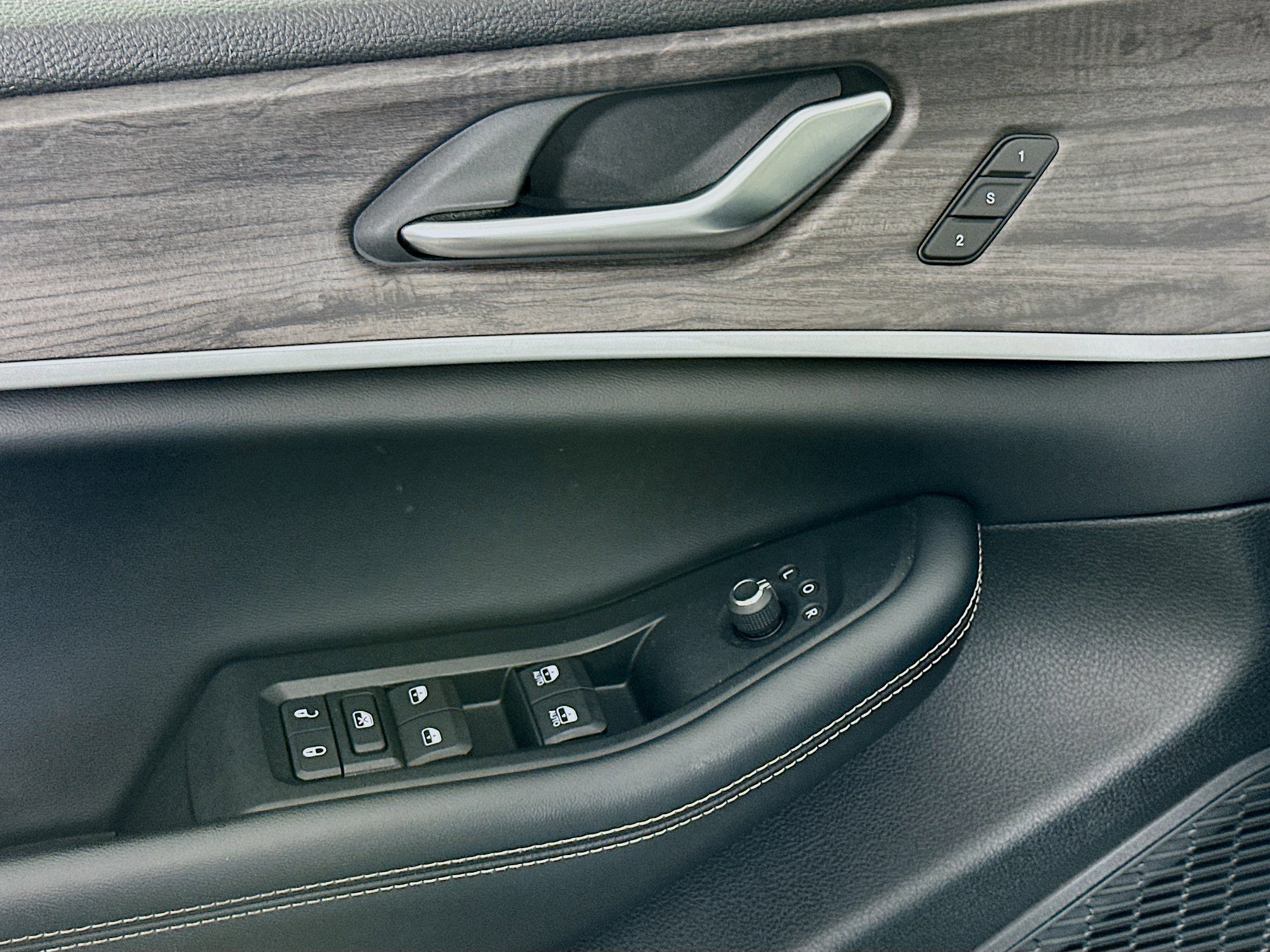 Used 2023 Jeep Grand Cherokee Limited AWD/4WD image 15