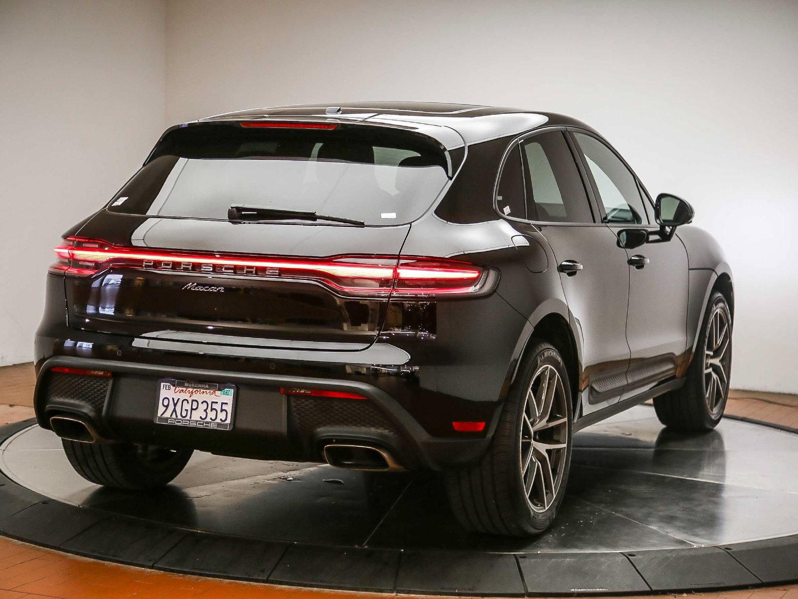 Certified 2026 Porsche Macan AWD/4WD image 8