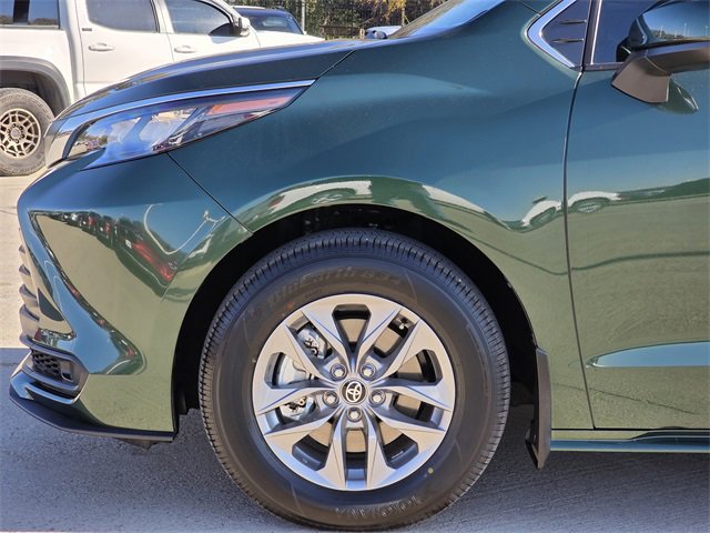 Used 2025 Toyota Sienna LE image 5