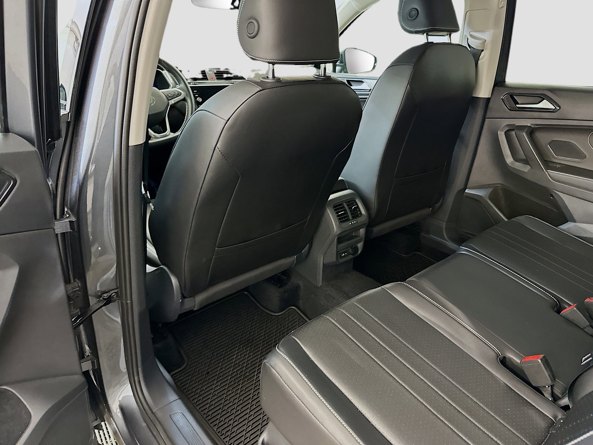 Used 2024 Volkswagen Tiguan SE w/ MDO Package, Two-Row image 28