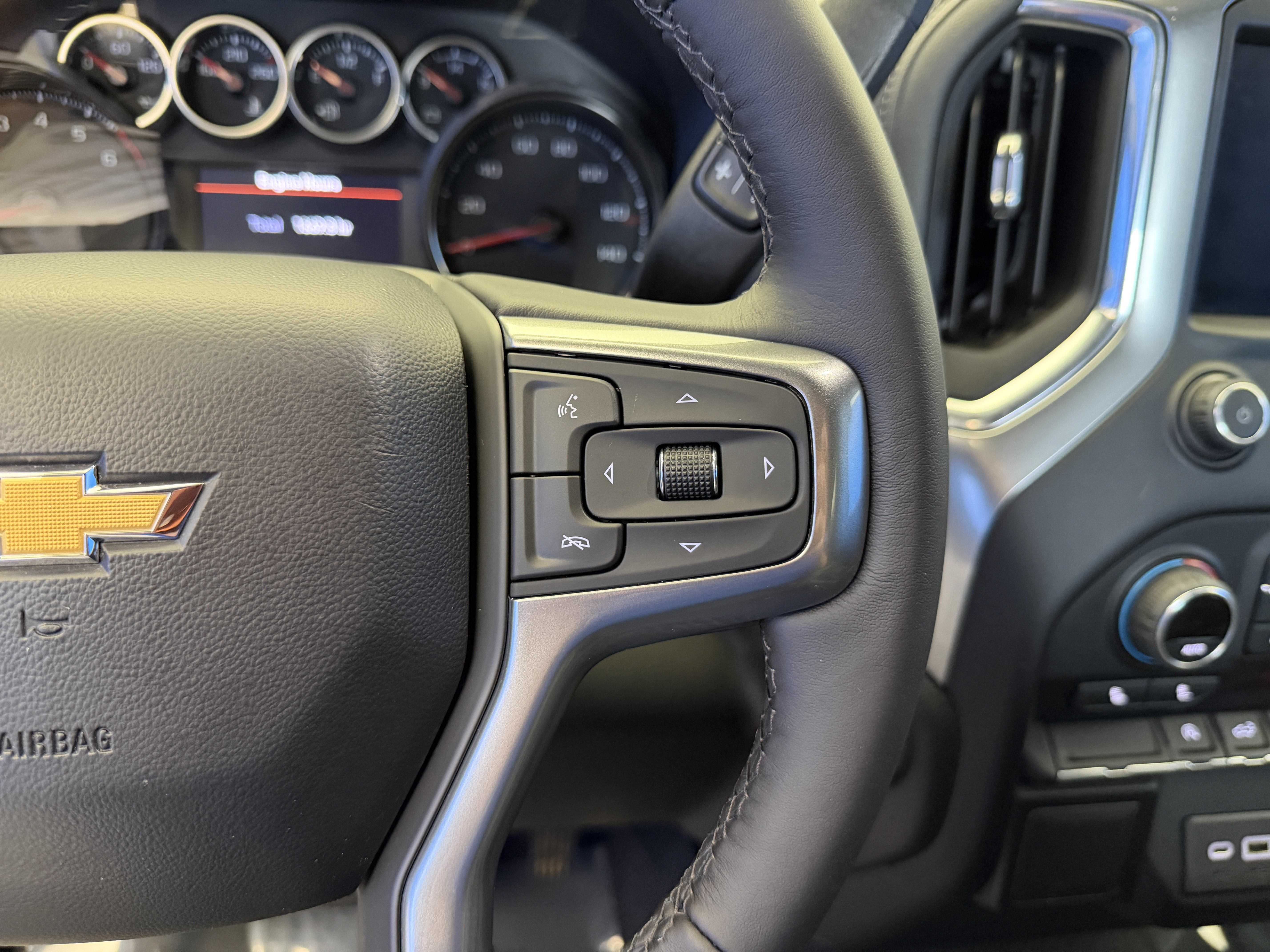 Used 2022 Chevrolet Silverado 1500 LT AWD/4WD image 17