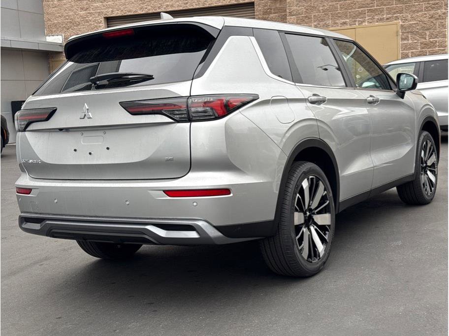 New 2026 Mitsubishi Outlander LE image 5