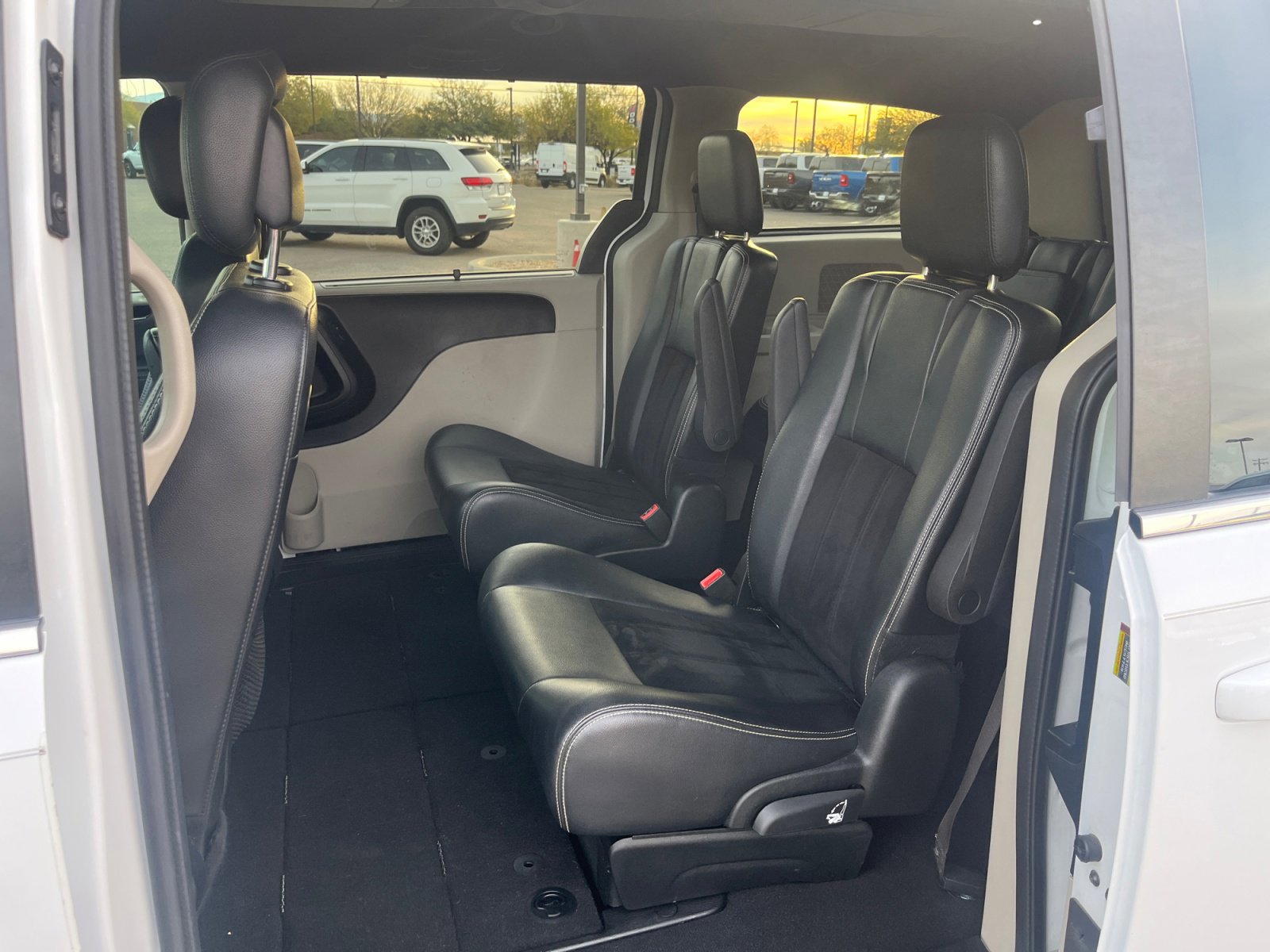 Used 2018 Dodge Grand Caravan SXT w/ Driver Convenience Group image 16